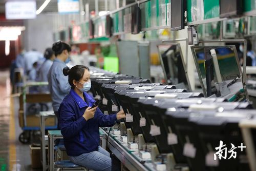 工人在长虹中山工厂生产线检测产品.
